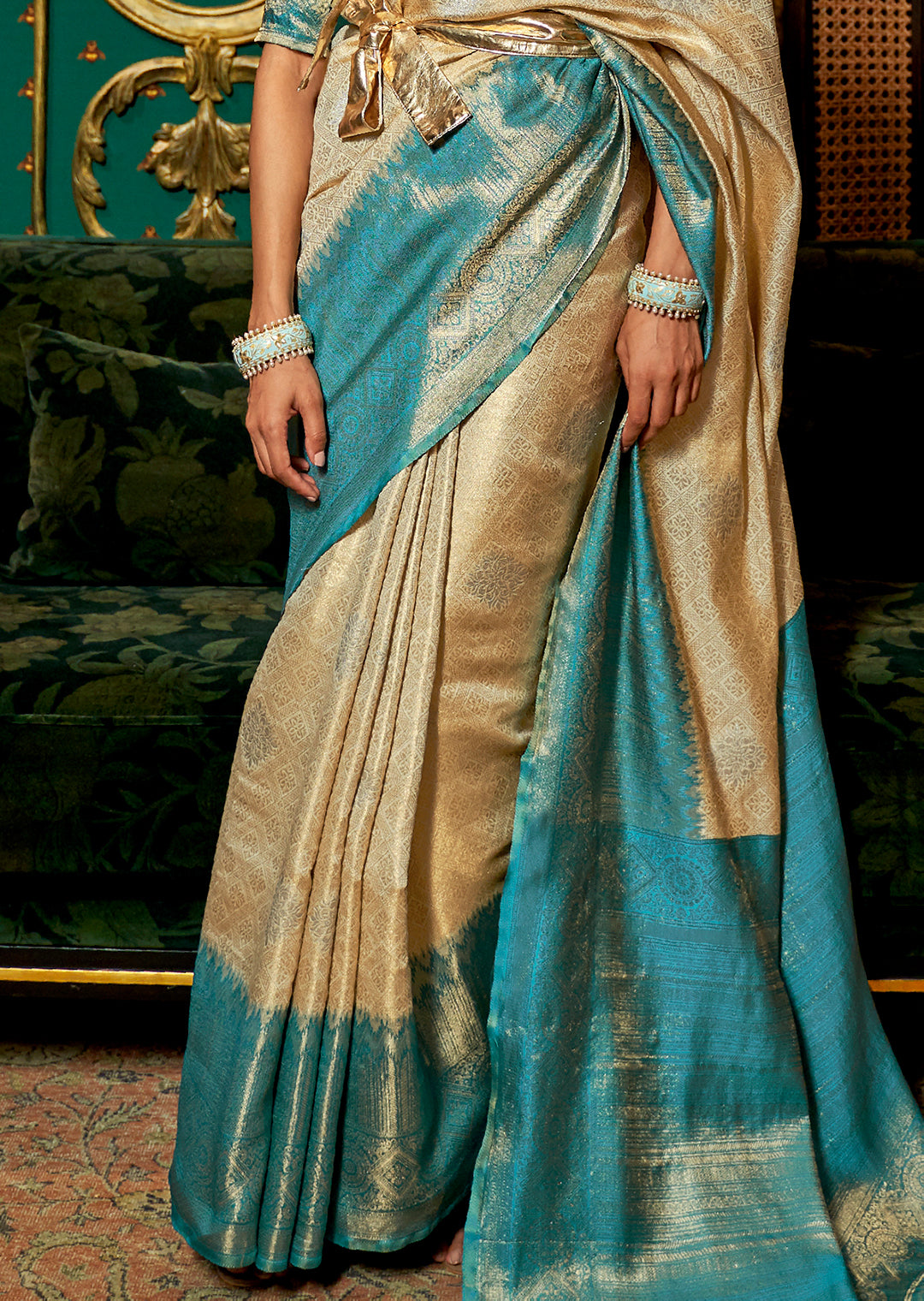 GOLDEN PEARL OFF WHITE AND BLUE ZARI WOVEN HANDLOOM KANJIVARAM SILK SAREE