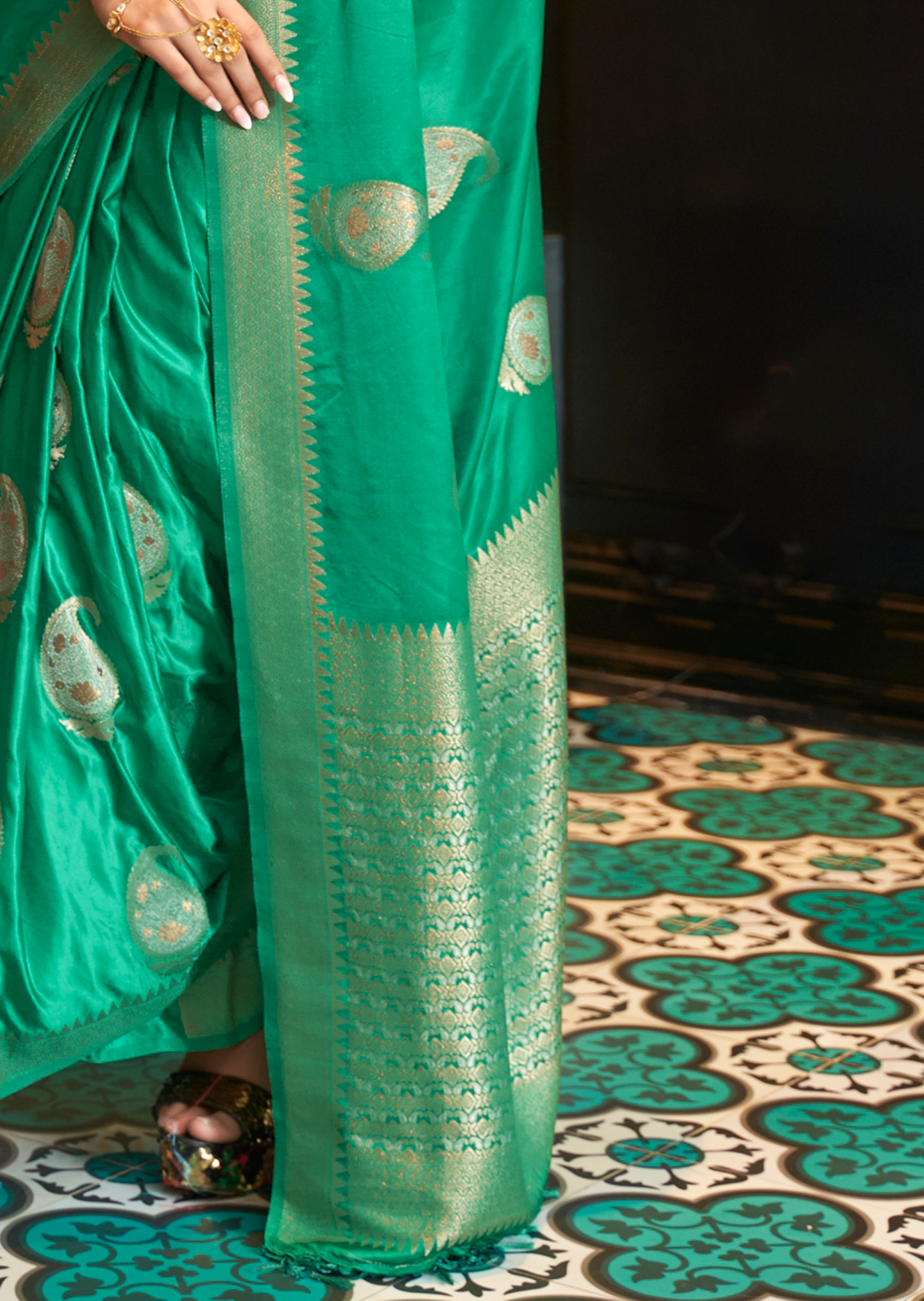 EMERALD GREEN	ZARI WOVEN BANARASI PURE SATIN SILK SAREE