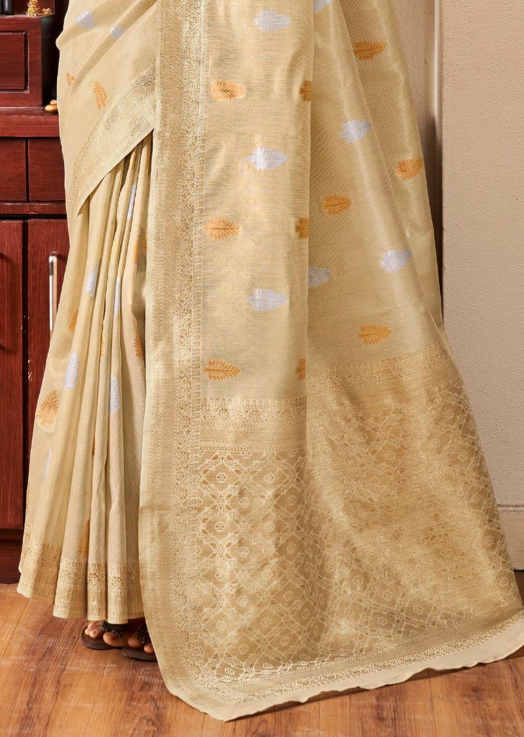 Golden Pearl White Zari Woven Pure Handloom Linen Silk Saree