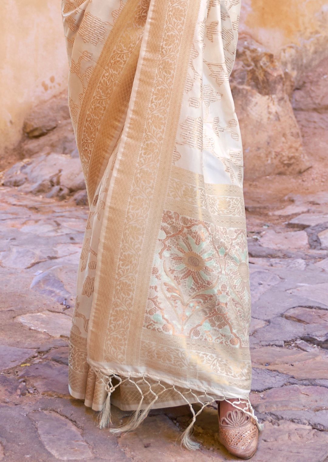 Pearl White Sequins Woven Pure Handloom Banarasi Silk Saree