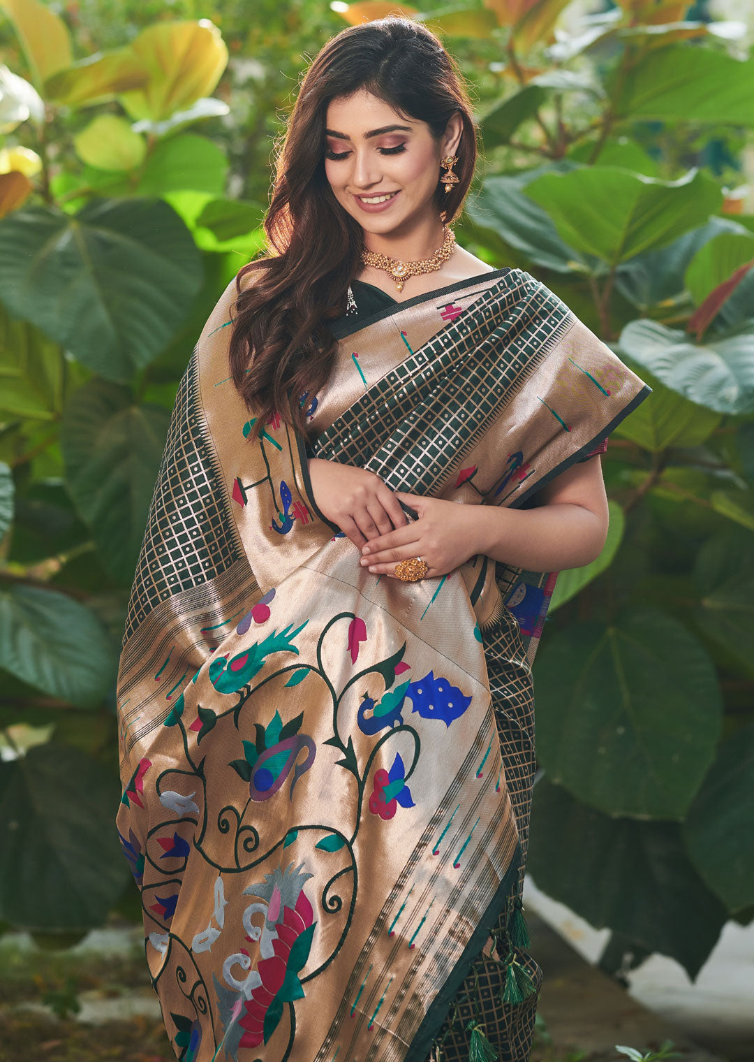 Buy Vishnu Weaves Women's Bottle Green Paithani Silk Zari Woven Saree with  Unstitched Blouse Online at Best Price | Distacart